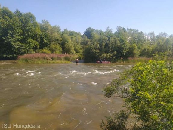 Megáradt folyóból mentettek egy kisgyerekes családot a tűzoltók