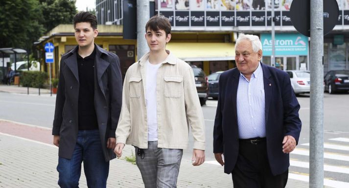 Elsőszavazós unokáival ment voksolni Seres Dénes