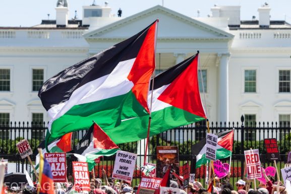 Több ezres palesztinpárti tüntetés zajlott a Fehér Ház előtt