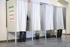 A felméréseket végző kérdezőbiztosok beléphetnek az épületbe, de a szavazóhelyiségekbe nem