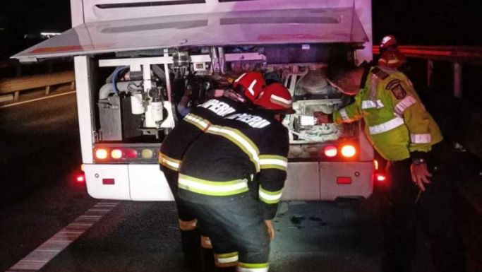 Menet közben gyulladt ki egy gyermekeket szállító busz