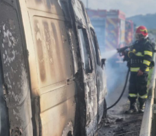 Kilenc embert szállító kisbusz gyulladt ki az autópályán