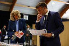 Te (kit) választottál?