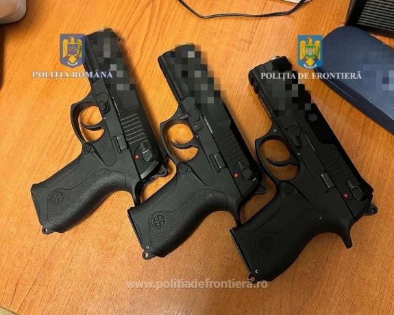 Teherautóba rejtve próbálták átcsempészni a határon a fegyvereket