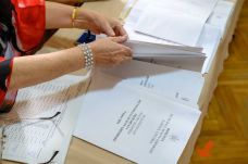 Az ország 22 megyéjében hétfőn este felfüggesztették a szavazólapok szállítását és leadását