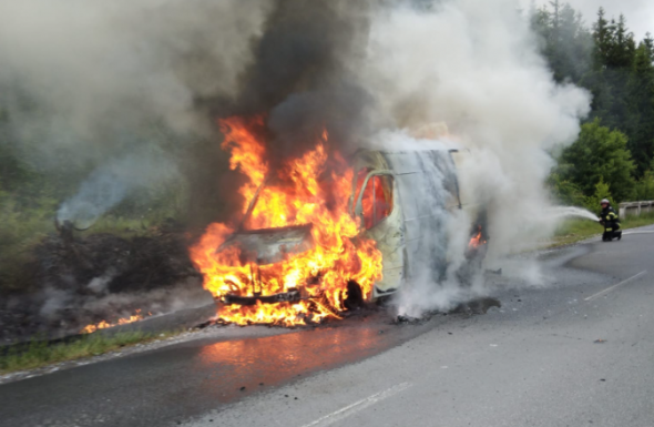 Hargita megye: teljesen kiégett egy jármű Csíkszentdomokos közelében