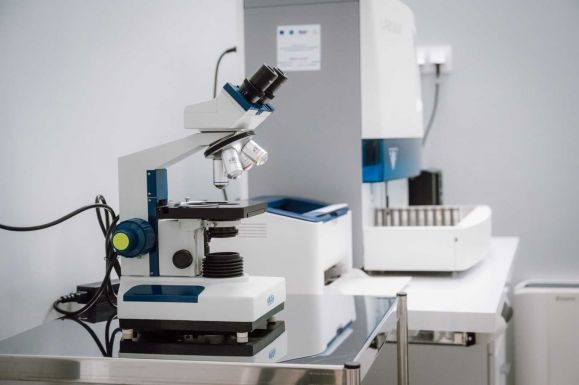 A túlterhelt és elavult patológiai laboratórium fejlesztésére pályázik a Maros Megyei Tanács