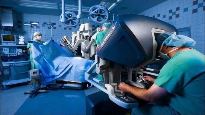 Új rekord: egy távvezérelhető sebészrobot segítségével 8000 kilométerről műtötte meg páciensét egy kínai orvos