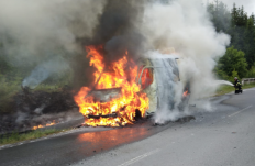 Hargita megye: teljesen kiégett egy jármű Csíkszentdomokos közelében