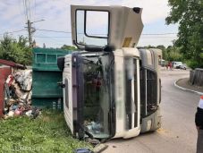 Felborult egy szemétszállító teherautó