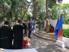 Koszorúzás a csíkszeredai Hősök temetőjében