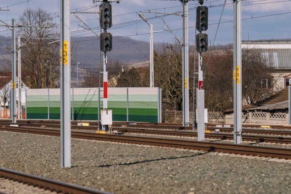 Elsodorta a vonat az állomáson javítást végző munkásokat