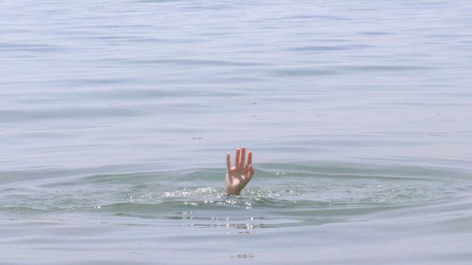 Tóból mentettek ki egy kiskamaszt, barátja még a gipszét is leszakította, hogy segítsen neki