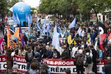 Százezrek tüntettek Le Pen pártja ellen