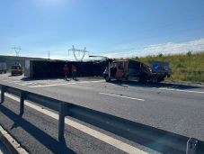 Felborult egy kamion az autópályán Kerelőszentpálnál