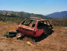 Tele van autóroncsokkal a Transzfogaras magashegyi út környéke – autóvontatókat reklámoznak