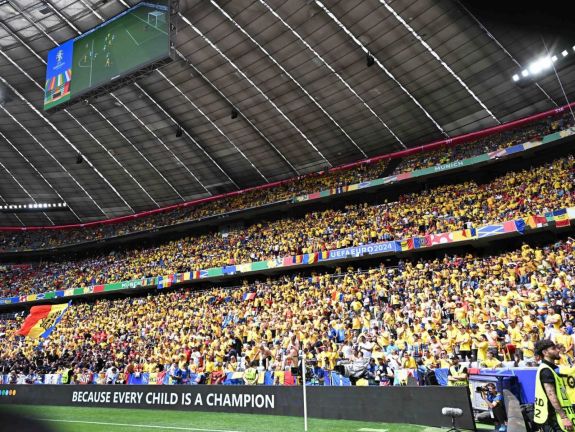 Álhírt terjesztettek román futballdrukkerek Putyin-éljenzéséről