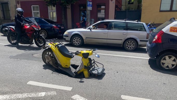 Félig belesüllyedt a robogó a jelöletlen kátyúba Kolozsváron