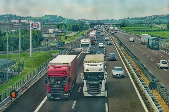 Kamionstopot rendeltek el szerdára több megyében a hőség miatt
