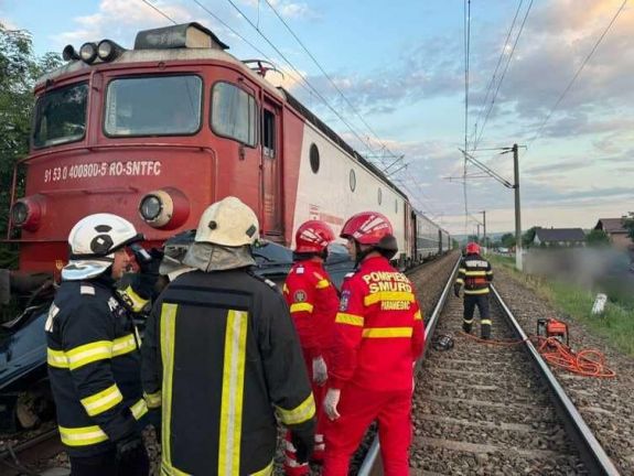Személygépkocsit ütött el a vonat – a 19 éves sofőr szörnyethalt