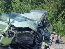 Brassó megye: két személygépkocsi és egy kamion ütközött, egy férfi meghalt