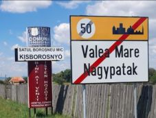 Törvénytelen kétnyelvűség – bírósági döntéssel távolítják el egy Kovászna megyei helységnévtábláról a magyar feliratot