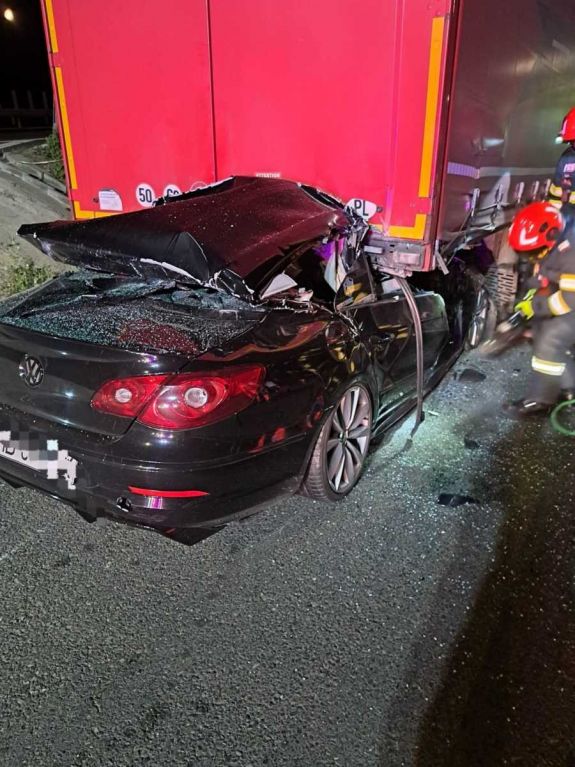 Parkoló kamionba csapódott az autópályán, a helyszínen meghalt a 22 éves sofőr