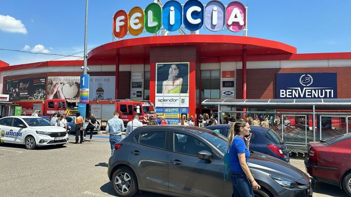 A hőség miatt kigyúlt egy Carrefour bevásárlóközpont teteje – 1.500 embert evakuáltak