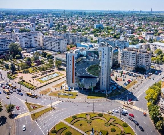 Egy nő benzint locsolt szét, és megpróbálta felgyújtani a városházát