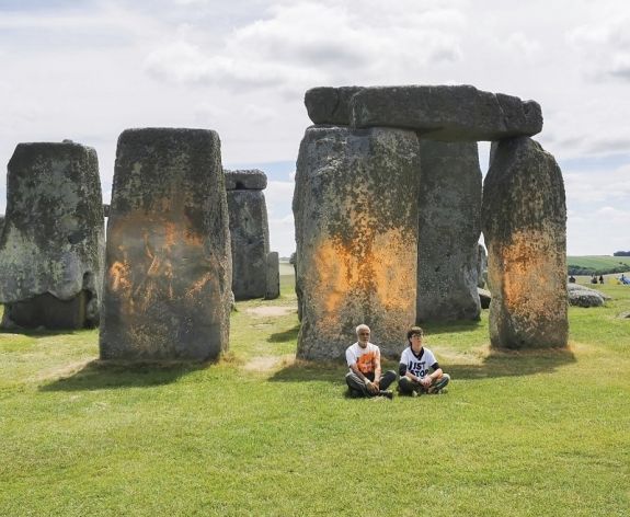 Narancssárga porral szórták be a Stonehenge szikláit a környezetvédelmi aktivisták