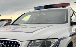 Gyermekek loptak autókat egy szervízből, össze is törték őket