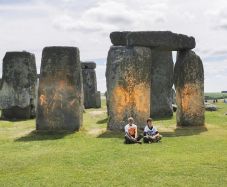 Narancssárga porral szórták be a Stonehenge szikláit a környezetvédelmi aktivisták