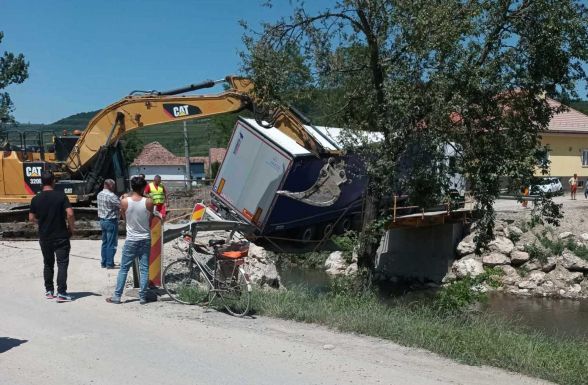 Hargita megye: beszakadt a Nagy-Küküllő felett átvezető egyik póthíd egy nyerges vontató súlya alatt