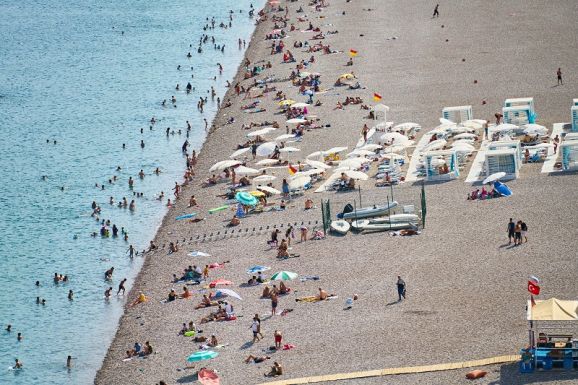 Ortodox pünkösdkor özönlenek a turisták a román tengerpartra