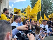 Kéri vissza az ügyészségtől a telefonját a szélsőséges pártvezér