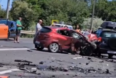 Frontális ütközés: egy 10 éves gyermek és két nő súlyosan megsérült