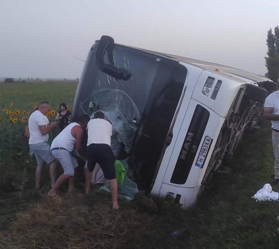 Felborult egy turistákat szállító autóbusz. Többen megsérültek