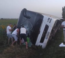 Felborult egy turistákat szállító autóbusz. Többen megsérültek