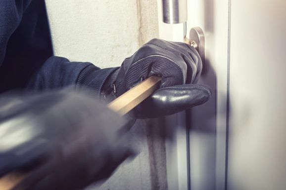 Figyelmeztet a rendőrség: a nyári szabadságolások alatt akcióba lendülnek a betörők