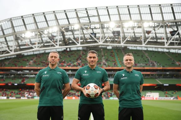 Kovács István fújja a sípot a cseh-török Eb-meccsen