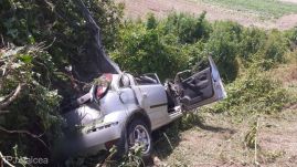 Életét veszítette egy házaspár – árokba borult az autójuk