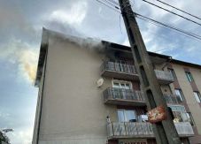 Kigyúlt egy tömbházlakás – egy férfi megsérült, a lakók kimenekültek