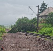 Több vonatjárat is késik a viharos időjárás okozta áramkimaradások miatt