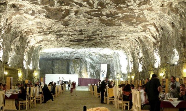 Az újranyitás után özönlenek a turisták a parajdi sóbányába