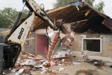 Ledózerolták a házat – a polgármester szerint a város közterületeit nem foglalhatják el pofátlanok