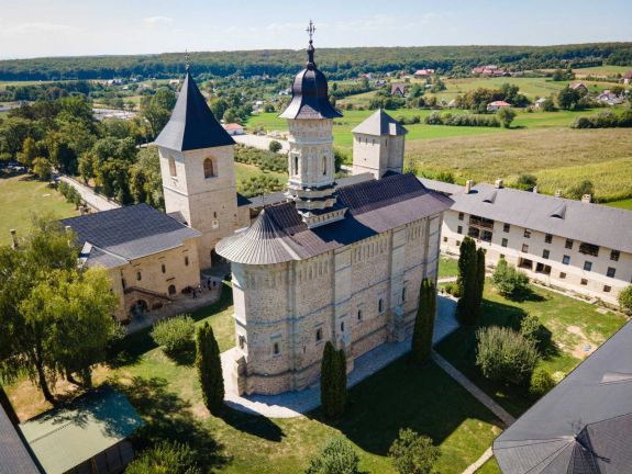 Pornófilmeket posztolnak a hekkerek az ortodox kolostor feltört Facebook-oldalán