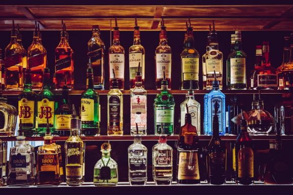 Elfogadták: cigarettát és alkoholt csak a vásárló nagykorúságának ellenőrzése után lehet eladni