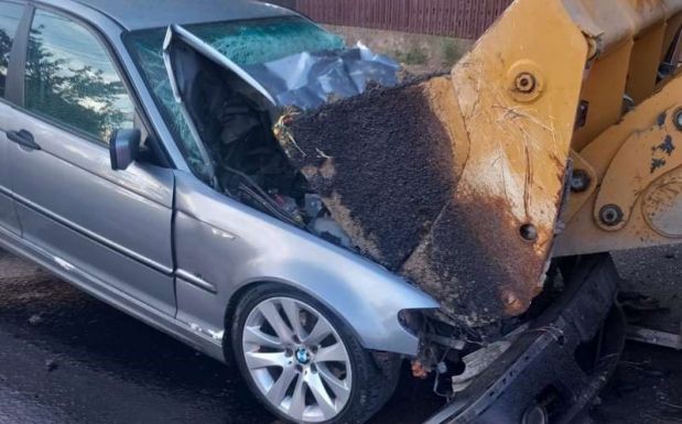 Buldózer és személygépkocsi ütközött – egy fiatalember súlyosan megsérült