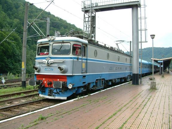 Autóval ütközött egy 200 személyt szállító vonat