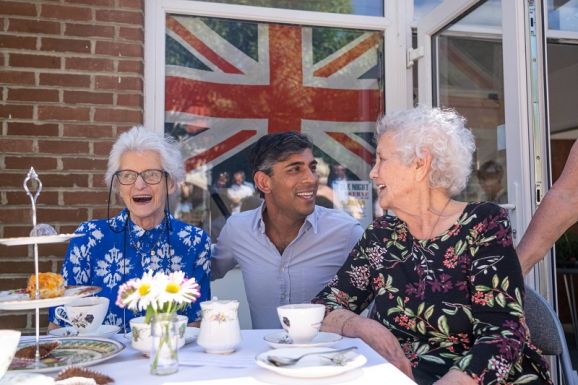 Négyen hatoltak be a brit miniszterelnök rezidenciájába – őrizetben vannak